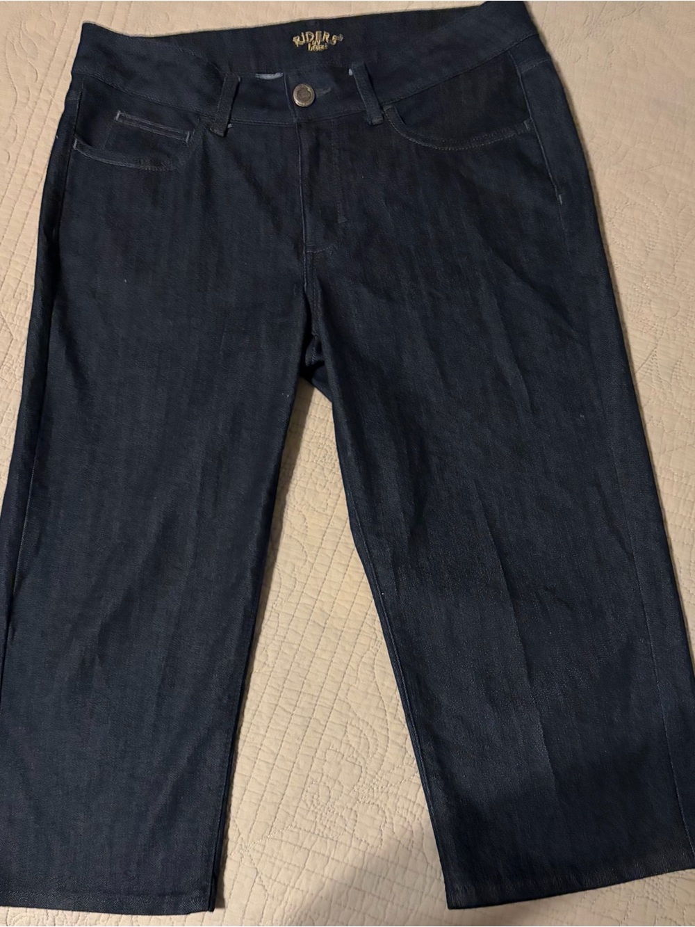 Women’s Riders by Lee Dark Blue Capris. Embellished pockets. Dark wash. 10M. EUC